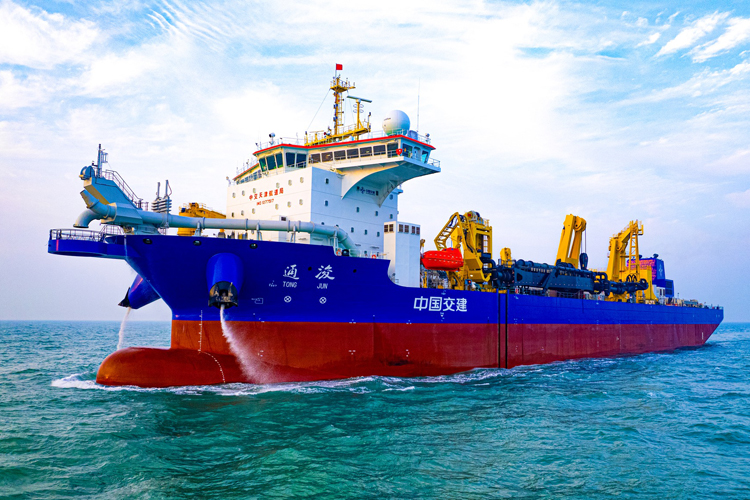 中交研制的超大型耙吸挖泥船“通浚”轮海试成功.jpg