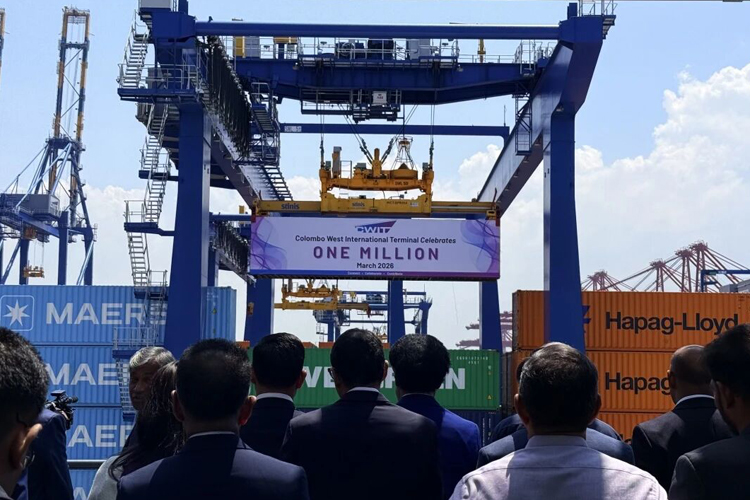 ZPMC助力斯里兰卡科伦坡西港自动化码头吞吐量突破100万标准箱.jpg